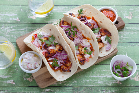 Fajitas de poulet grillé et sauce tomate-yaourt