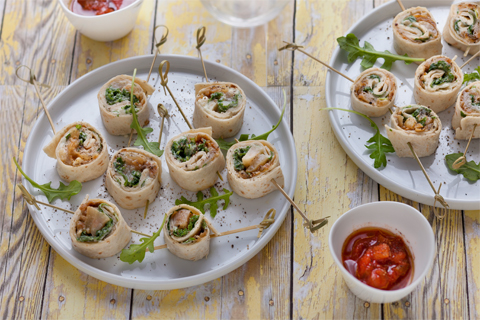 Wraps apéritifs aux oignons caramélisés, crème de roquefort, poire et roquette