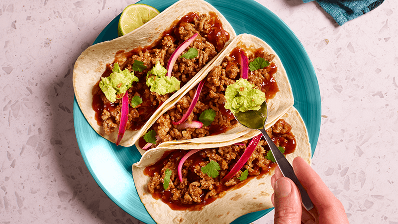 délicieux tacos barbacoa street vibes servis sur une assiette bleue